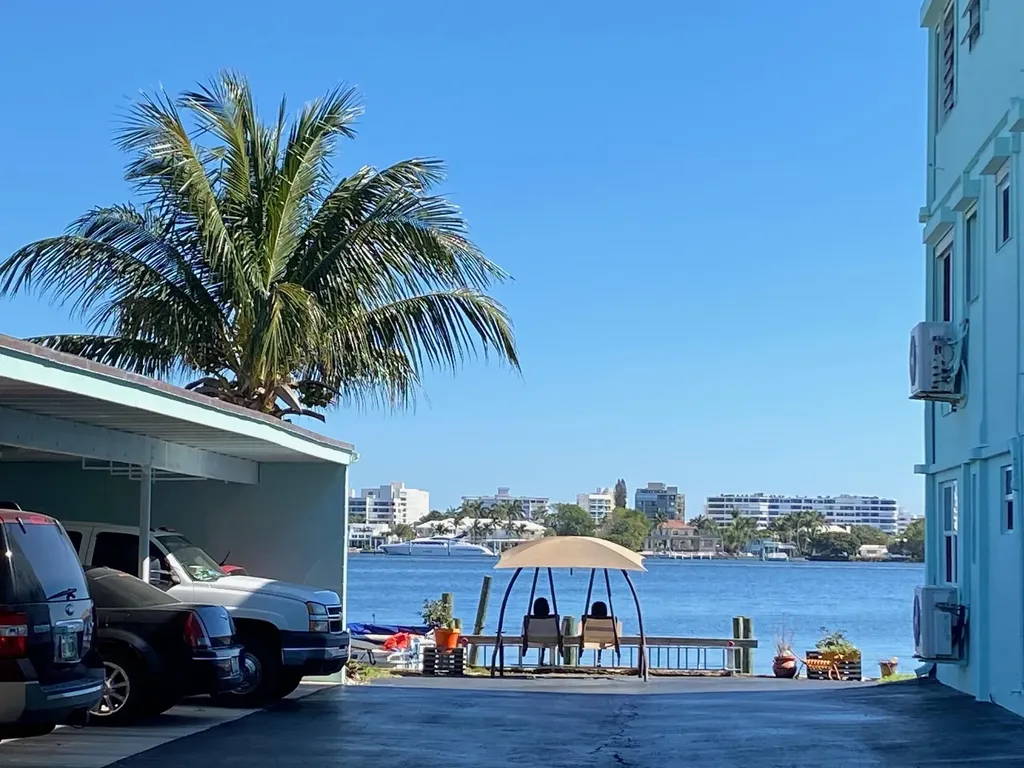 219 Lakeview 102 Avenue Lantana FL 33462