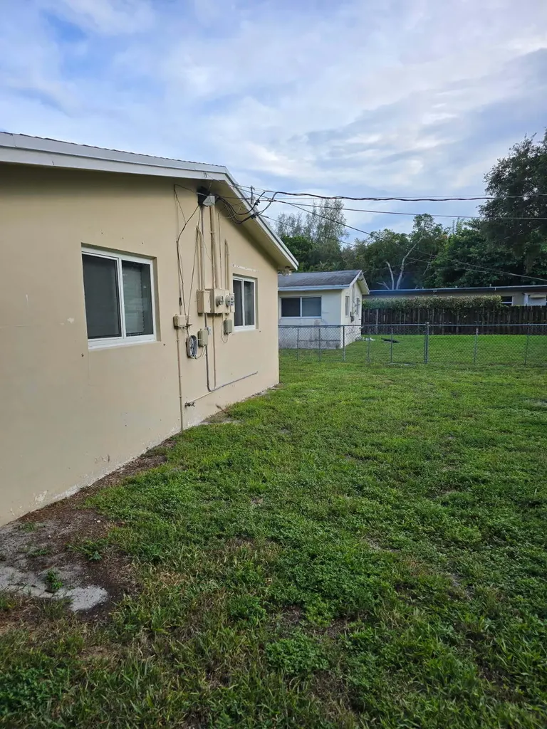 4951 SW 28th Terrace Fort Lauderdale FL 33312