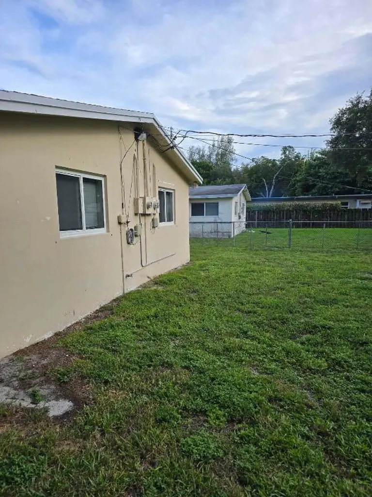 4951 SW 28th Terrace Fort Lauderdale FL 33312