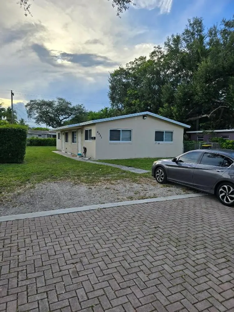 4951 SW 28th Terrace Fort Lauderdale FL 33312