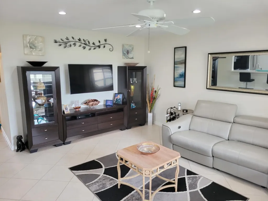 662 Burgundy N Delray Beach FL 33484