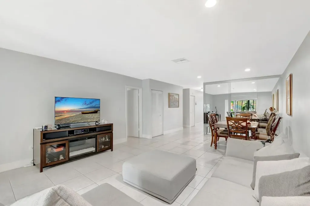 21214 Lago Circle Boca Raton FL 33433
