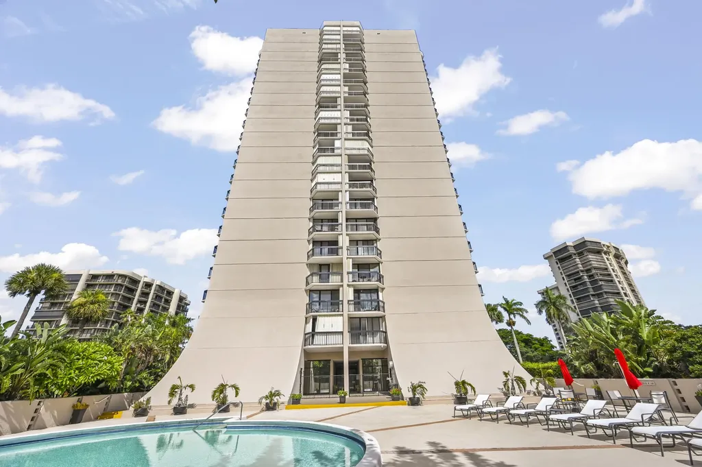 2425 Presidential Way West Palm Beach FL 33401