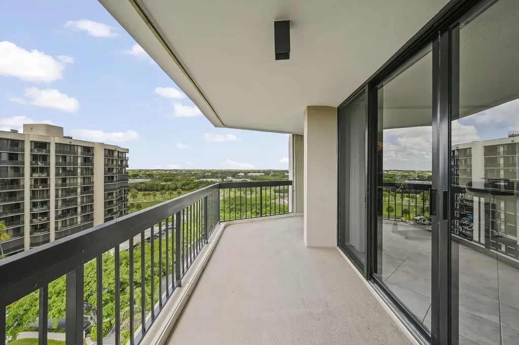 2425 Presidential Way West Palm Beach FL 33401