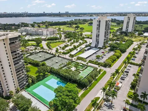 2425 Presidential Way West Palm Beach FL 33401