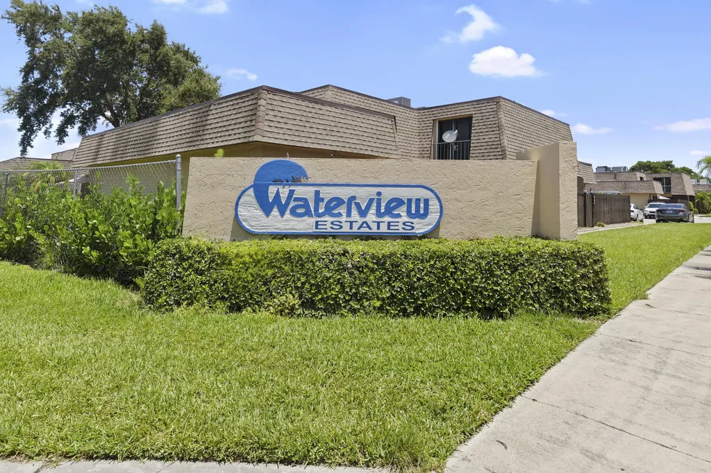2804 Waterview Circle Palm Springs FL 33461