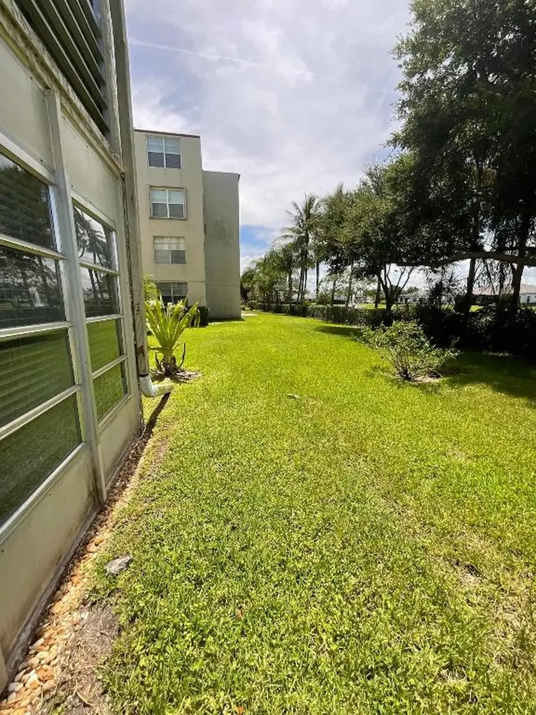 25 Abbey 101 Lane Delray Beach FL 33446
