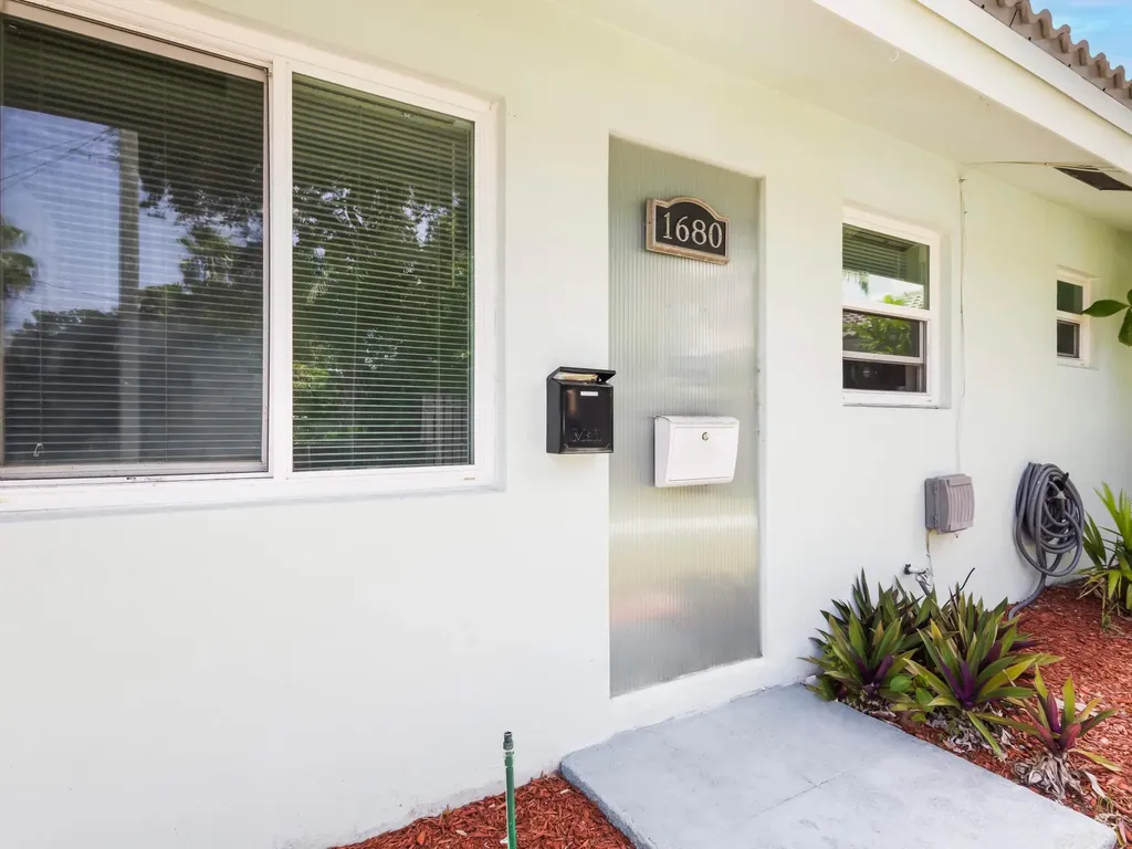 1680 NE 34th Lane Oakland Park FL 33334
