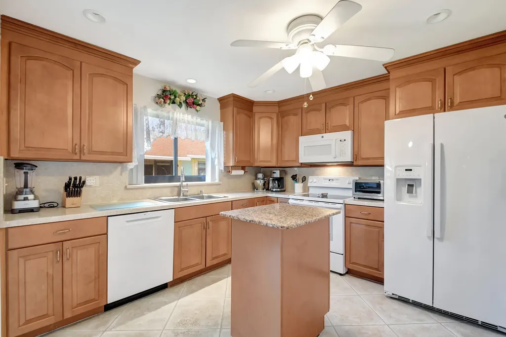 9855 Loquat Tree Run A Run Boynton Beach FL 33436