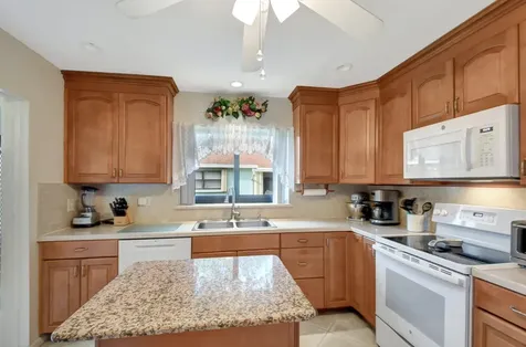 9855 Loquat Tree Run A Run Boynton Beach FL 33436