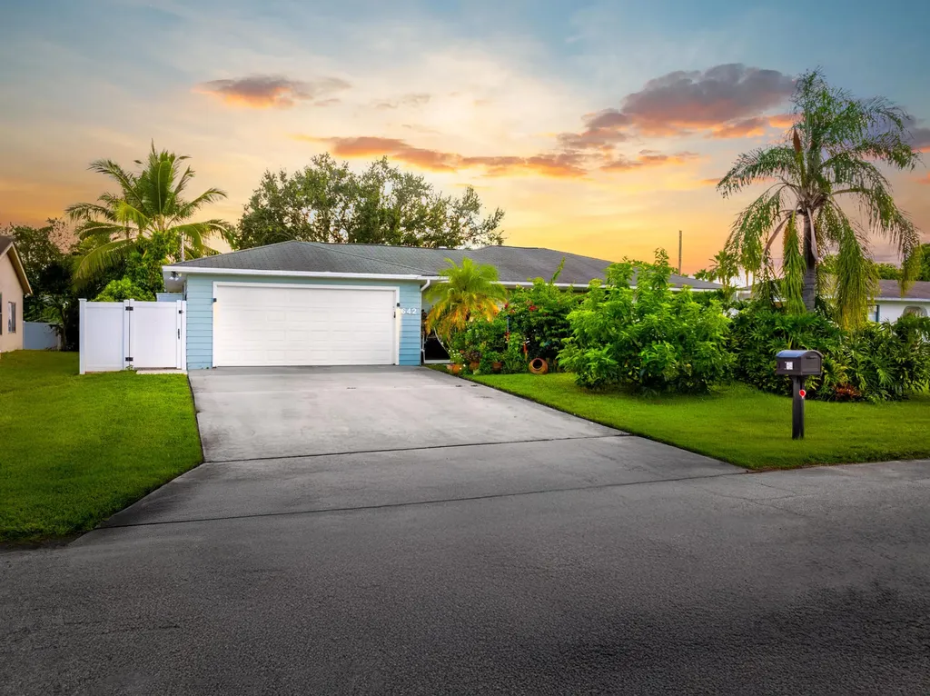 642 SE Streamlet Avenue Port St Lucie FL 34983