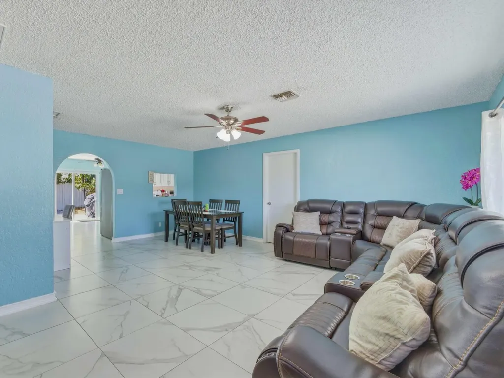 5928 Ithaca Circle W Lake Worth FL 33463