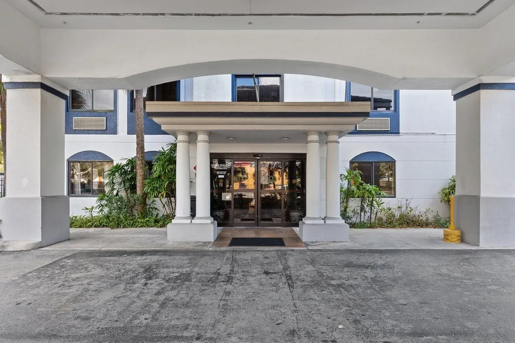 7051 Seacrest Boulevard Lake Worth FL 33462