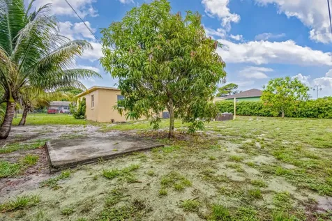 1136 W 7th Street Riviera Beach FL 33404