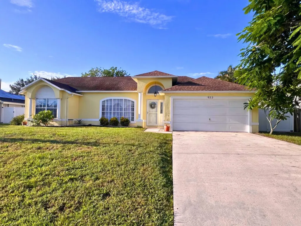 922 SE Candle Avenue Port St Lucie FL 34983