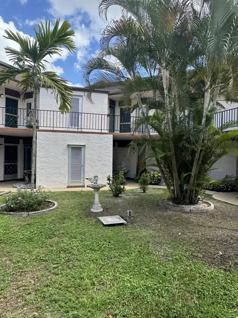 4 Greenway Village N Royal Palm Beach FL 33411