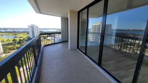 2425 Presidential Way West Palm Beach FL 33401