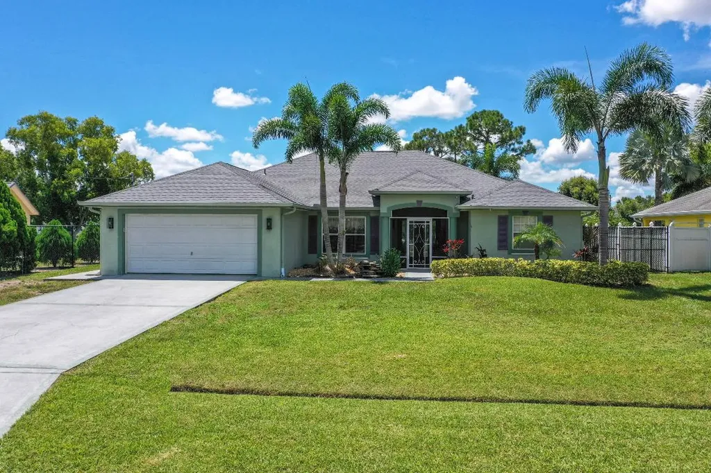 482 SE Evans Avenue Port St Lucie FL 34984