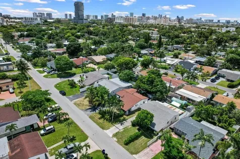 313 SW 7th Street Hallandale Beach FL 33009