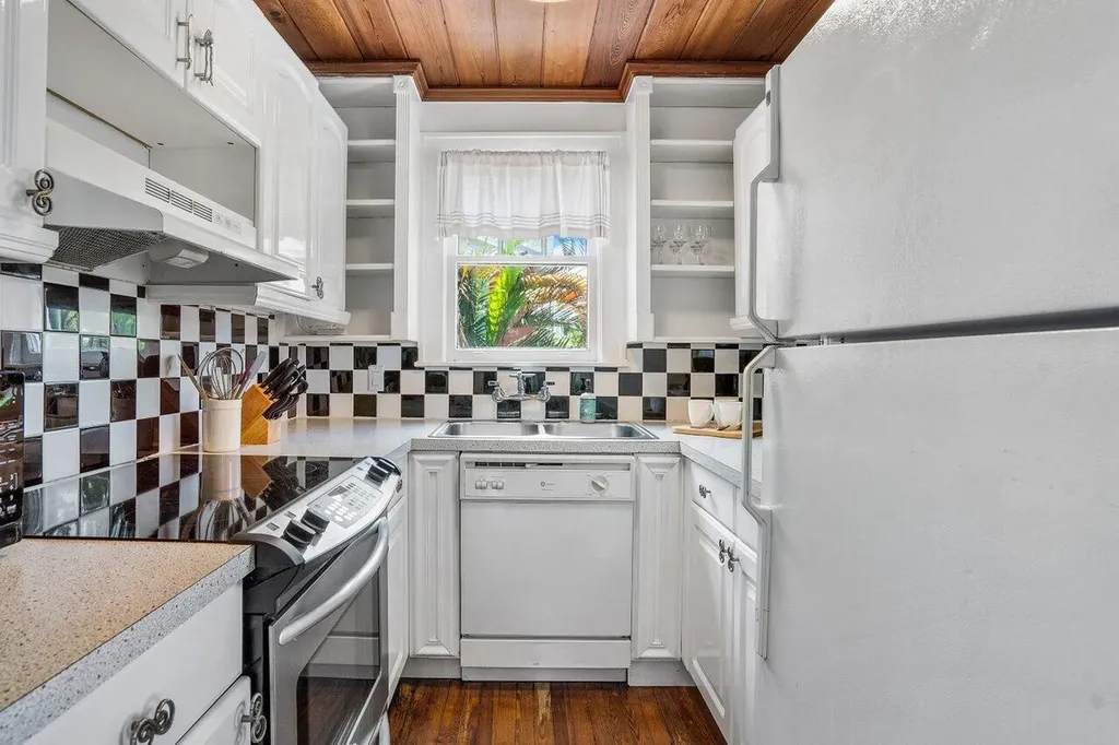 102 SE 7th Avenue Delray Beach FL 33483