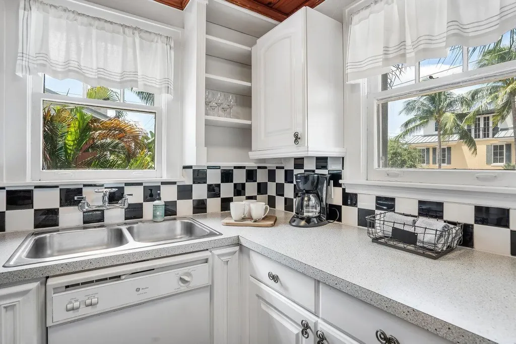 102 SE 7th Avenue Delray Beach FL 33483