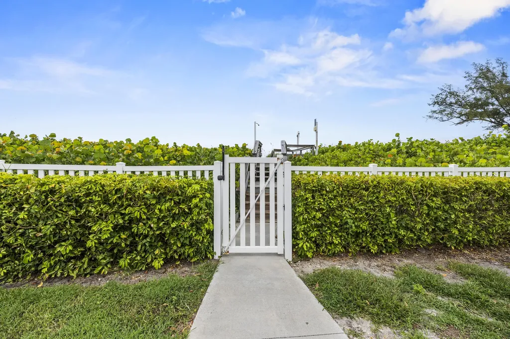 77 N Beach Road Jupiter Island FL 33455