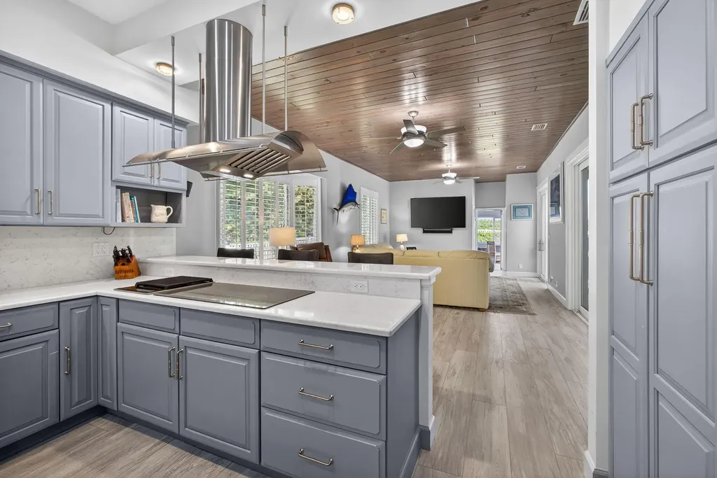 77 N Beach Road Jupiter Island FL 33455