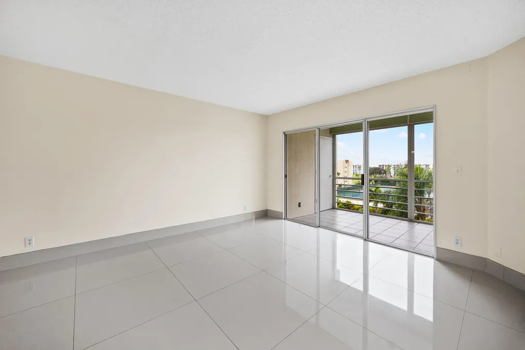 3590 Via Poinciana Lake Worth FL 33467