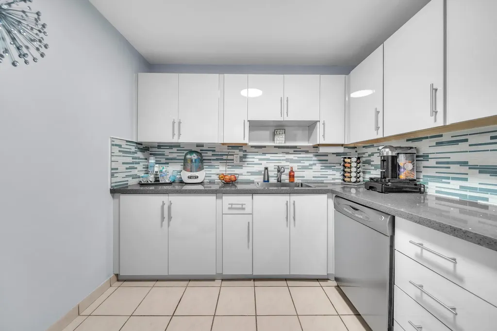 6900 Bay Drive Miami Beach FL 33141