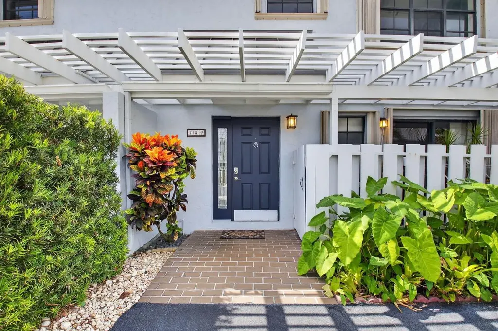 718 NE 12th Terrace Boynton Beach FL 33435
