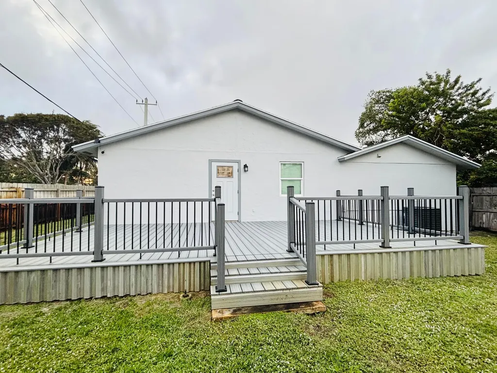 222 SE 3rd Street Boynton Beach FL 33435