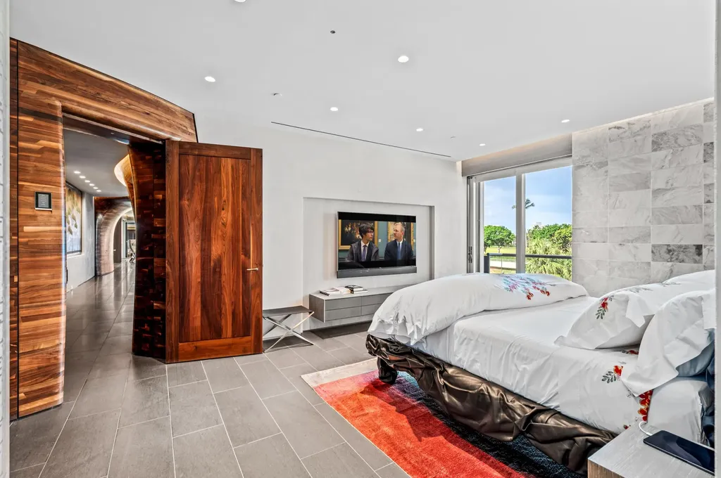2 N Breakers Row Palm Beach FL 33480