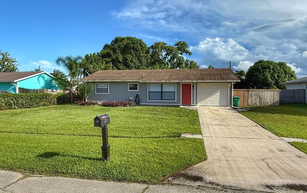 542 SW Duxbury Avenue Port St Lucie FL 34983