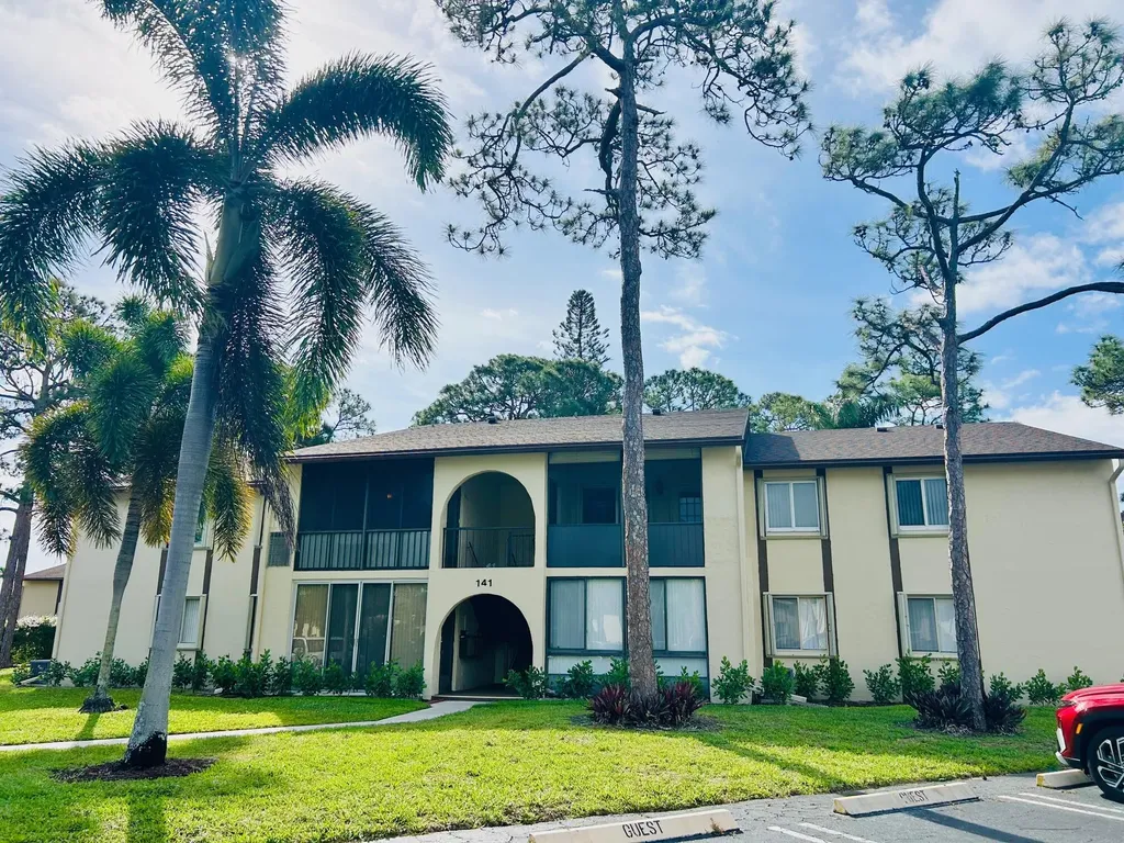 141 Lake Pine Circle Greenacres FL 33463