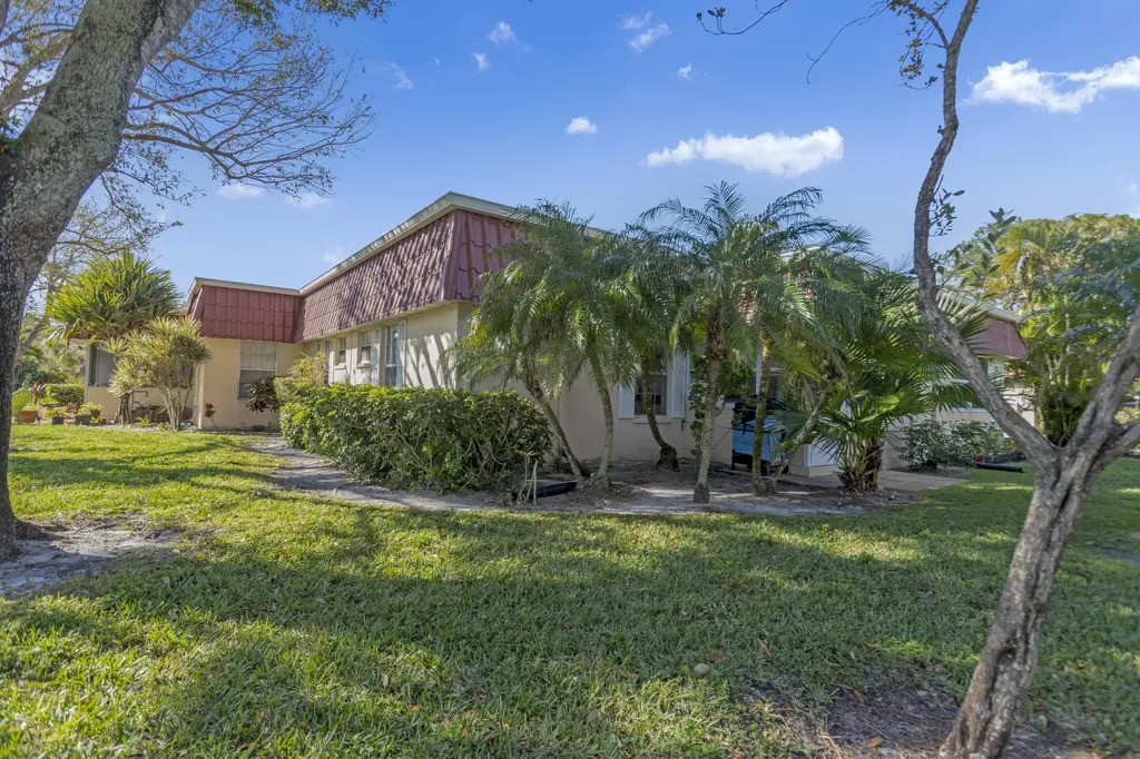 857 Worcester B Lane Lake Worth FL 33467