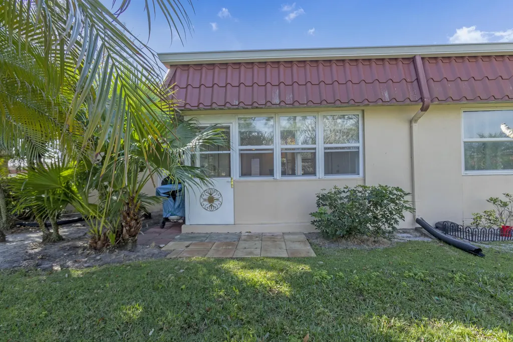 857 Worcester B Lane Lake Worth FL 33467