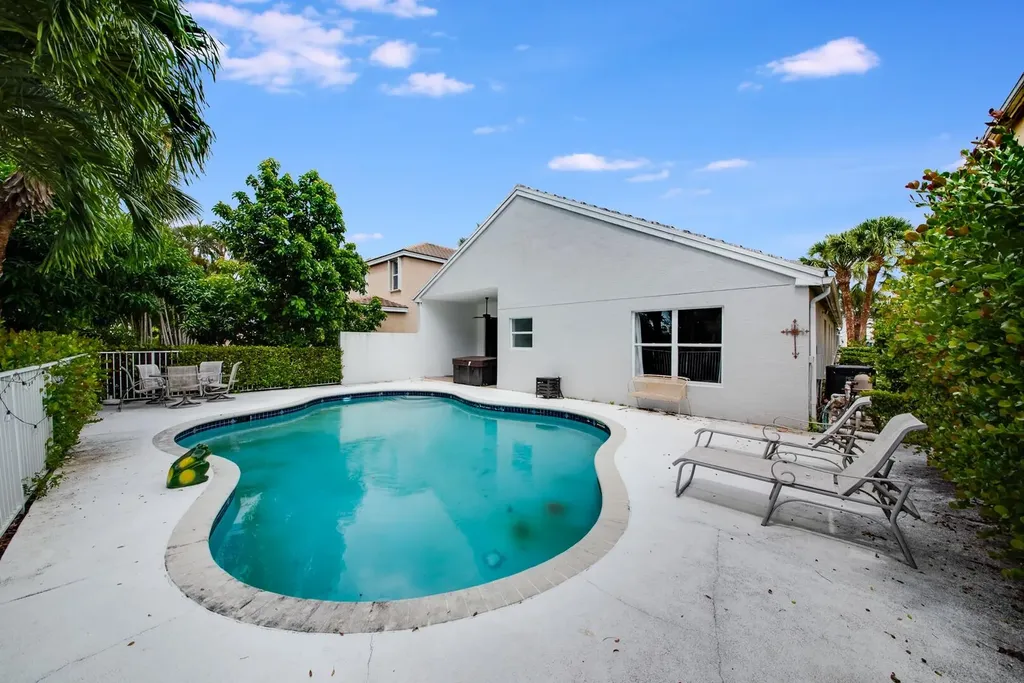 212 Kensington Way Royal Palm Beach FL 33414