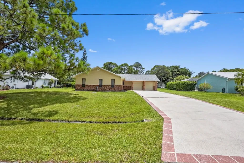 2586 SE Jason Avenue Port St Lucie FL 34952