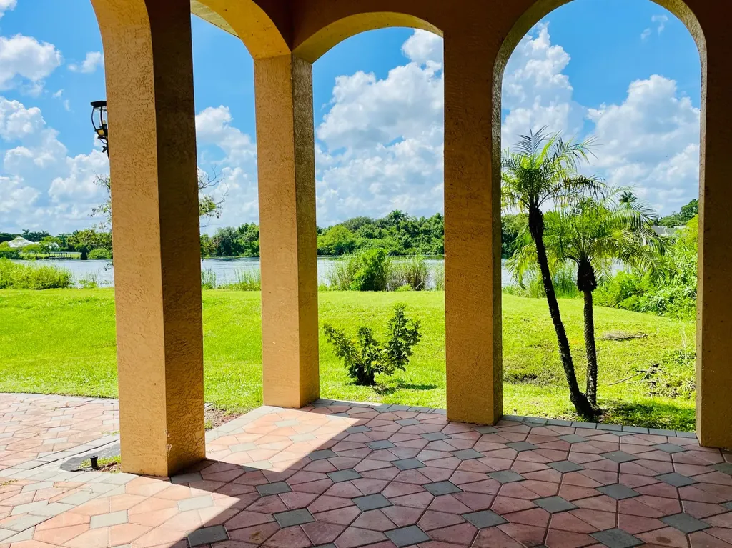 17190 Serengeti Circle Alva FL 33920