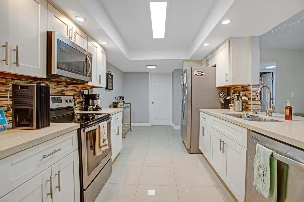 955 Dotterel 2104 Road Delray Beach FL 33444