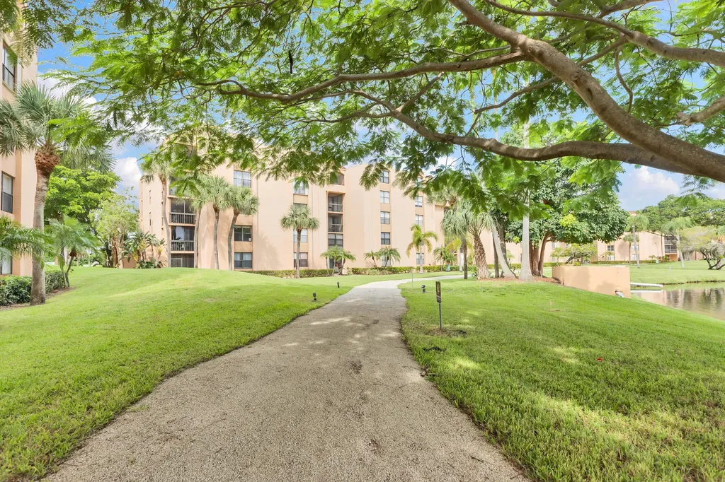 955 Dotterel 2104 Road Delray Beach FL 33444
