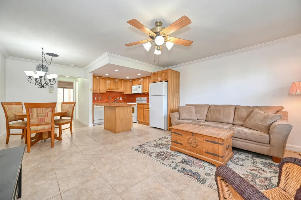 102 Coventry E West Palm Beach FL 33417