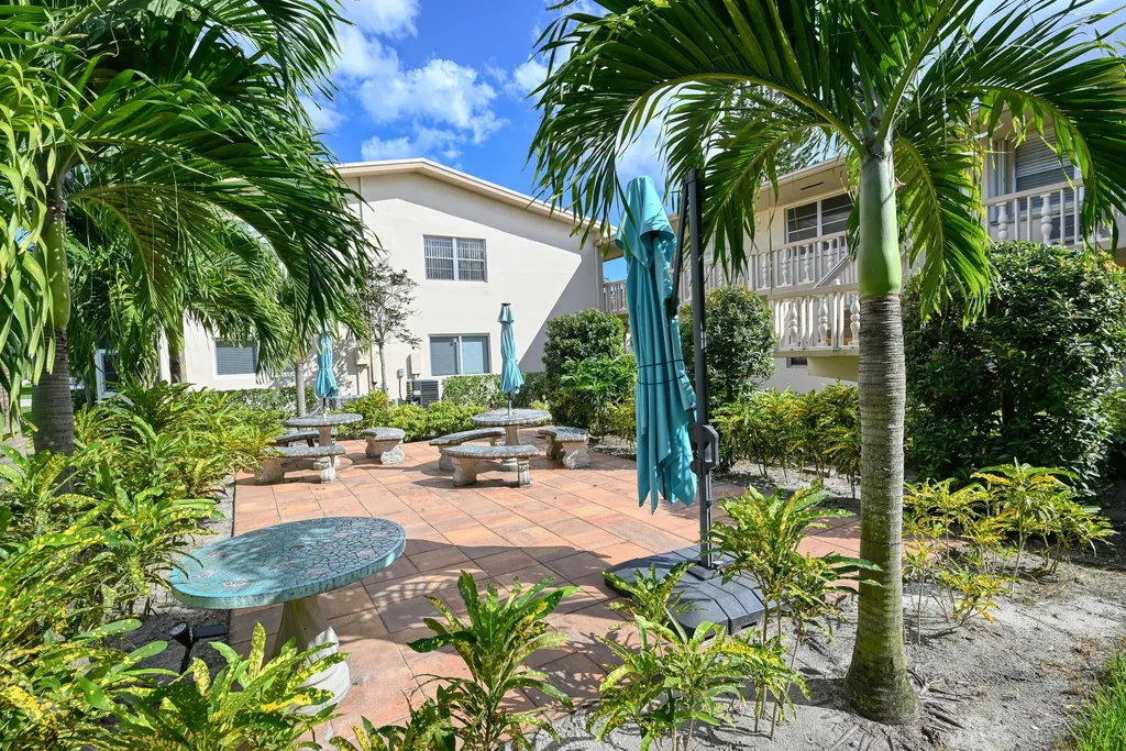102 Coventry E West Palm Beach FL 33417