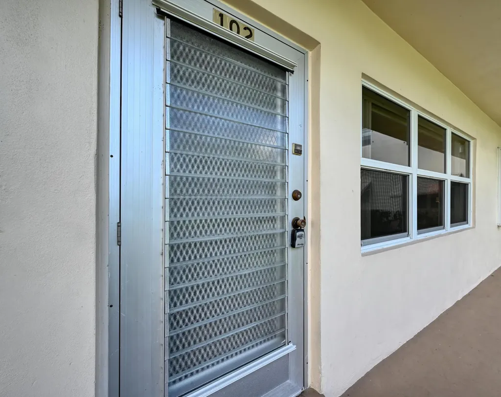 102 Coventry E West Palm Beach FL 33417