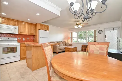 102 Coventry E West Palm Beach FL 33417
