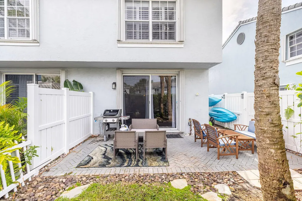 1038 Jeffery Street Boca Raton FL 33487