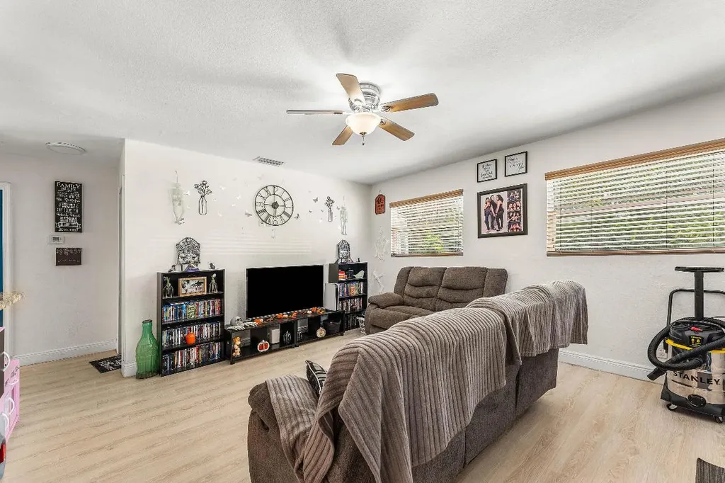 2907 Apalachee Road Palm Springs FL 33406