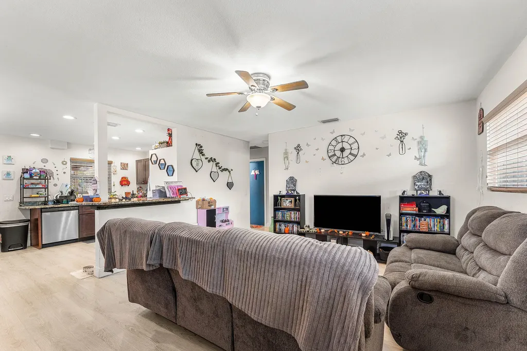 2907 Apalachee Road Palm Springs FL 33406