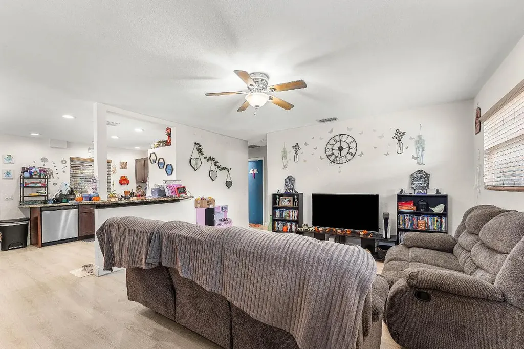 2907 Apalachee Road Palm Springs FL 33406