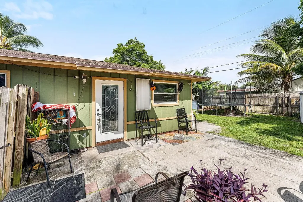 2907 Apalachee Road Palm Springs FL 33406